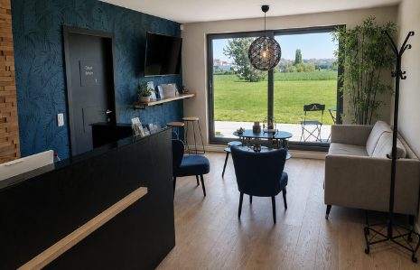 Salle d'attente du cabinet dentaire avec vue sur le jardin