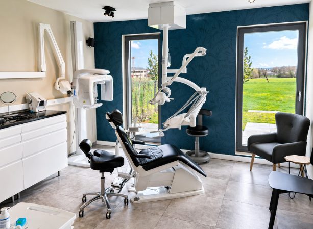 Salle de soins du cabinet dentaire Caroline Sirault à Braine-le-Comte, avec fauteuil dentaire et vue sur le jardin